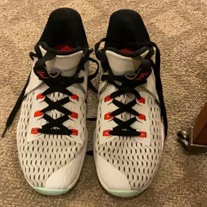 good basketball shoes, size 8 unisex